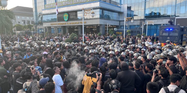 Kondisi demo di depan Kantor Gubernur Kaltim