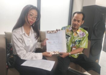 Aliansi Rakyat Kaltim resmi menyerahkan lembar dokumen Pakta Integritas, diserahkan Humas Aliansi Rakyat Kaltim, Bella Monica dan diterima oleh Bagian Umum dan Tata Usaha (TU) Sekretariat DPRD Kaltim. Kamis (23/4/2026).