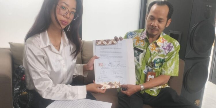 Aliansi Rakyat Kaltim resmi menyerahkan lembar dokumen Pakta Integritas, diserahkan Humas Aliansi Rakyat Kaltim, Bella Monica dan diterima oleh Bagian Umum dan Tata Usaha (TU) Sekretariat DPRD Kaltim. Kamis (23/4/2026).