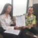Aliansi Rakyat Kaltim resmi menyerahkan lembar dokumen Pakta Integritas, diserahkan Humas Aliansi Rakyat Kaltim, Bella Monica dan diterima oleh Bagian Umum dan Tata Usaha (TU) Sekretariat DPRD Kaltim. Kamis (23/4/2026).