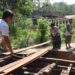 Personel Kodim 0908/Bontang bersama warga dan Kelurahan Gunung Telihan bergotong royong memperbaiki jembatan