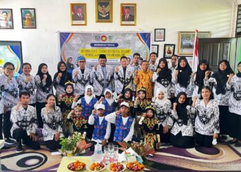 Foto bersama disela-sela Bimbingan Teknis (Bimtek) Optimalisasi Teknologi Digital dalam Pembelajaran Mendalam.