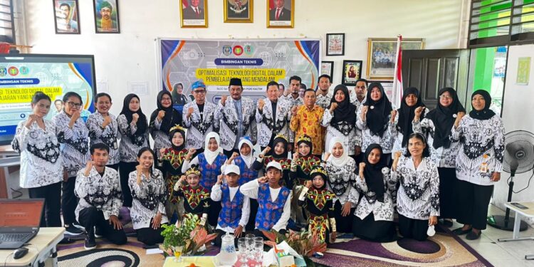 Foto bersama disela-sela Bimbingan Teknis (Bimtek) Optimalisasi Teknologi Digital dalam Pembelajaran Mendalam.