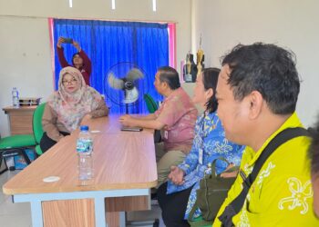 Kepala SDN 002 Bontang Barat menerima kunjungan DKP3 Bontang