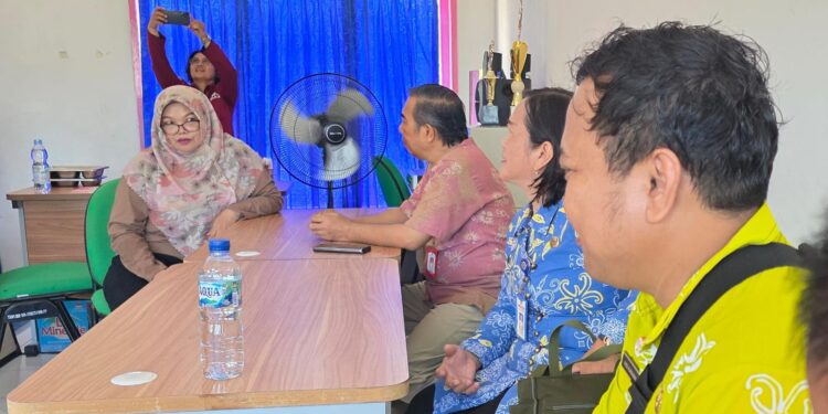 Kepala SDN 002 Bontang Barat menerima kunjungan DKP3 Bontang