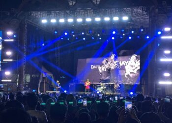 Group band legendaris Indonesia Gigi tampil menghibur masyarakat Kutai Timur dalam Hari Ulang Tahun (HUT) PT Kaltim Prima Coal (KPC) yang 44 Tahun, Sabtu (25/4/2025).