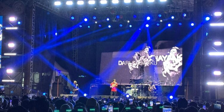 Group band legendaris Indonesia Gigi tampil menghibur masyarakat Kutai Timur dalam Hari Ulang Tahun (HUT) PT Kaltim Prima Coal (KPC) yang 44 Tahun, Sabtu (25/4/2025).