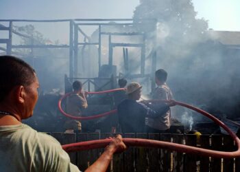 Kondisi kebakaran menghanguskan satu unit rumah warga di RT 05 Desa Mawai Indah