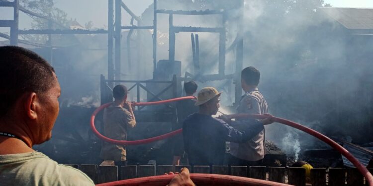 Kondisi kebakaran menghanguskan satu unit rumah warga di RT 05 Desa Mawai Indah