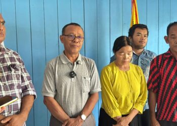 PDA Kubar, Warga NTT dan keluarga korban melaksanakan rapat di Kantor PDA Kubar, Senin 27 April 2026. (Dok: Katakaltim/Jantro)