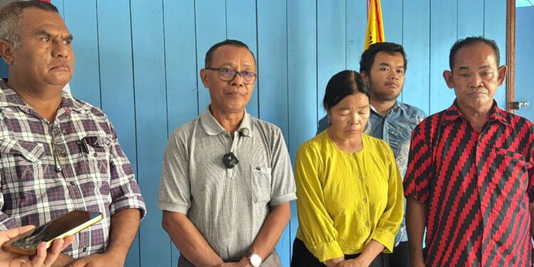 PDA Kubar, Warga NTT dan keluarga korban melaksanakan rapat di Kantor PDA Kubar, Senin 27 April 2026. (Dok: Katakaltim/Jantro)