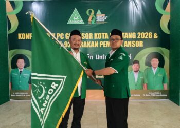 Demisioner Ketua PC GP Ansor Achmad Cholid menyerahkan bendera pusaka kepada Slamet Raharja sebagai Ketua baru