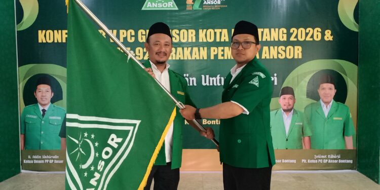 Demisioner Ketua PC GP Ansor Achmad Cholid menyerahkan bendera pusaka kepada Slamet Raharja sebagai Ketua baru