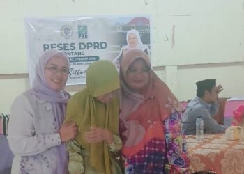 Wakil Ketua DPRD Kota Bontang dari Fraksi PKB, Sitti Yara, foto bersama salah satu peserta Difabel