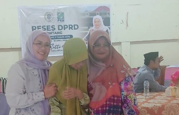 Wakil Ketua DPRD Kota Bontang dari Fraksi PKB, Sitti Yara, foto bersama salah satu peserta Difabel