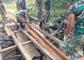 Gotong royong TNI dan Warga bangun jembatan
