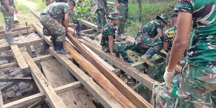 Gotong royong TNI dan Warga bangun jembatan