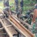 Gotong royong TNI dan Warga bangun jembatan