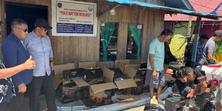 NasDem Salurkan 14 Mesin Kapal untuk Nelayan Bontang