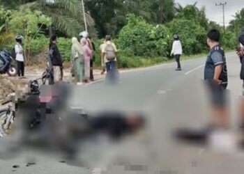 Kecelakaan ganda yang terjadi di Jalan Poros Muara Badak - Samarinda, tepatnya di Desa Batu-batu, Kecamatan Muara Badak, Minggu (12/4/2026) sore