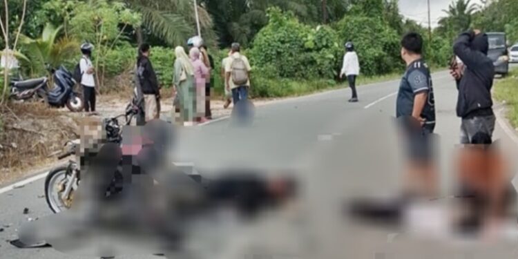 Kecelakaan ganda yang terjadi di Jalan Poros Muara Badak - Samarinda, tepatnya di Desa Batu-batu, Kecamatan Muara Badak, Minggu (12/4/2026) sore