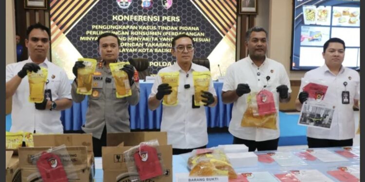 Konferensi pers Polda Kaltim terkait pelanggaran konsumen minyak goreng bermerek Minyakita