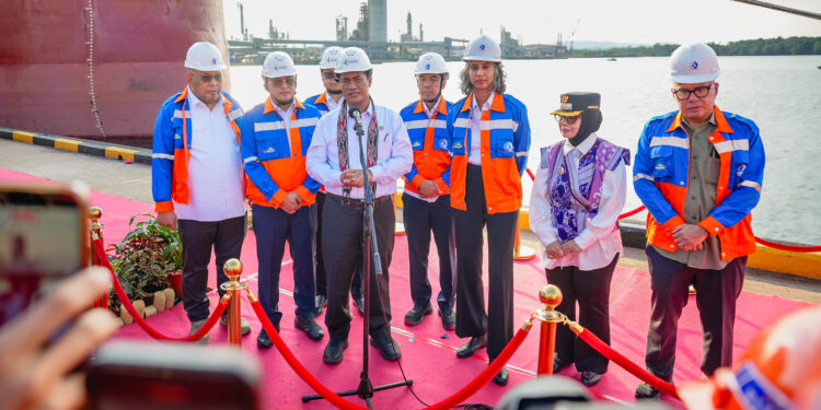 Menteri Pertanian (Mentan) Andi Amran Sulaiman saat menghadiri dan meninjau langsung pelepasan ekspor perdana produk urea PT Pupuk Indonesia (Persero) melalui PT Pupuk Kalimantan Timur ke Australia di Pelabuhan Bontang