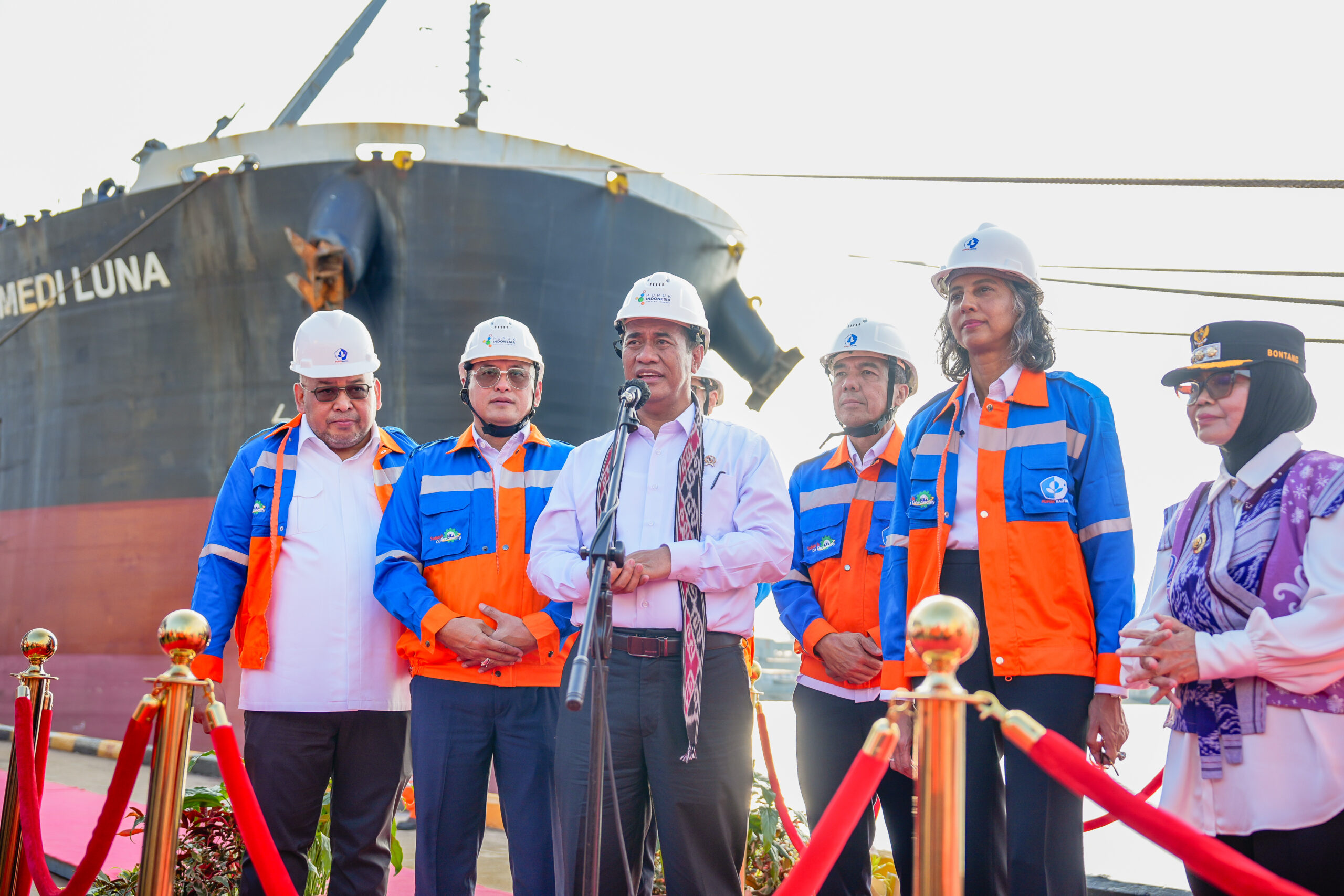 Menteri Pertanian (Mentan) Andi Amran Sulaiman, Wali Kota Bontang Neni menghadiri dan meninjau langsung pelepasan ekspor perdana produk urea PT Pupuk Indonesia (Persero) melalui PT Pupuk Kalimantan Timur ke Australia di Pelabuhan Bontang, Kalimantan Timur