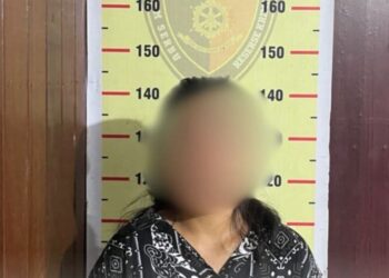 Seorang wanita berinisial WA (25) diamkan polisi diduga mencuri motor