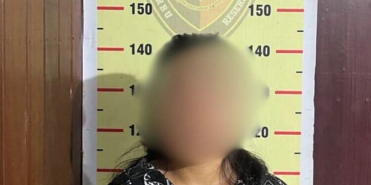 Seorang wanita berinisial WA (25) diamkan polisi diduga mencuri motor