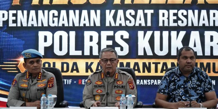 Konferensi pers Polda Kaltim yang digelar di Polresta Samarinda pada Sabtu (17/5/2026), terkait narkobat libatkan Kasat Narkoba Polres Kukar