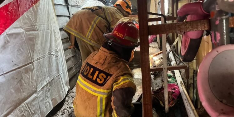 Pihak Kepolisian membantu bergerak cepat melakukan pemadaman agar api tidak meluas ke permukiman padat penduduk di Balikpapan