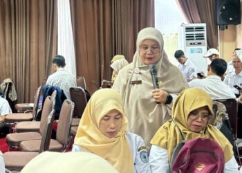 Wakil Kepala Sekolah Bidang Kurikulum, Rahayu Novita saat mengisi materi terkait digitalisasi