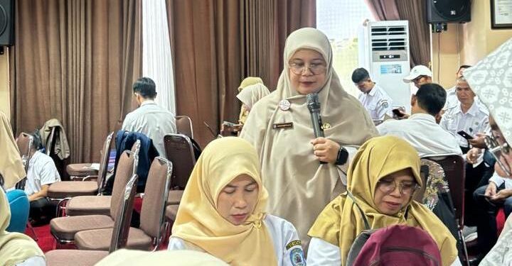 Wakil Kepala Sekolah Bidang Kurikulum, Rahayu Novita saat mengisi materi terkait digitalisasi