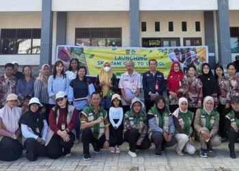 Kepala Disdikbud Bontang, Abdu Safa Muha foto bersama usai launching SMARTANI Go To School