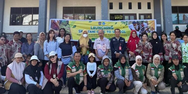 Kepala Disdikbud Bontang, Abdu Safa Muha foto bersama usai launching SMARTANI Go To School