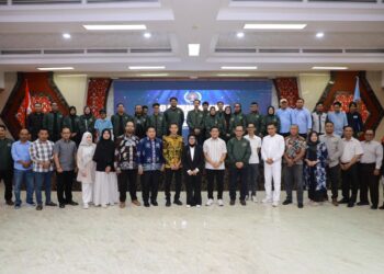 Kepala Disdikbud Bontang, Abdu Safa Muha foto nersama pengurus PWI Bontang