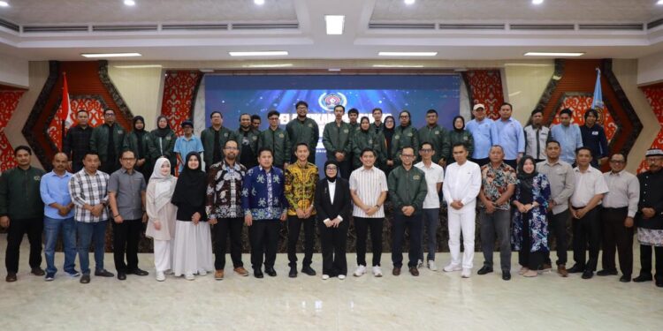 Kepala Disdikbud Bontang, Abdu Safa Muha foto nersama pengurus PWI Bontang