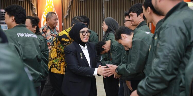 Wali Kota Bontang, Neni Moerniaen hadiri pelantikan PWI Bontangi