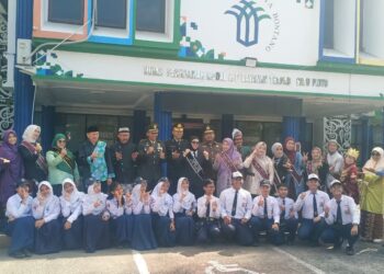 Kepala Disdikbud Bontang, Abdu Safa Muha foto bersama usai upacara Hardiknas