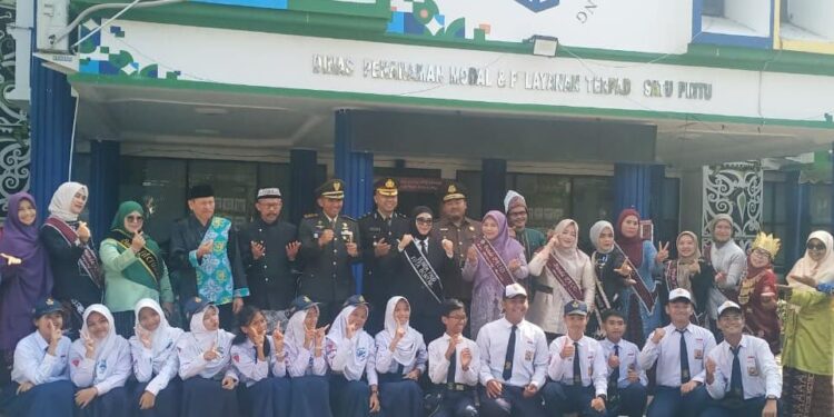 Kepala Disdikbud Bontang, Abdu Safa Muha foto bersama usai upacara Hardiknas