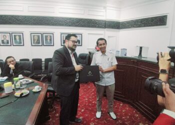Ketua Komisi A DPRD Bontang, Heri Keswanto bersama pihak PT Badak LNG Senior Manager Human Capital, Ravito Karismael