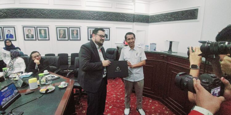 Ketua Komisi A DPRD Bontang, Heri Keswanto bersama pihak PT Badak LNG Senior Manager Human Capital, Ravito Karismael