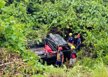 Pihak Damkar Bontang lakukan evakuasi mobil pikap yang jatuh di jurang