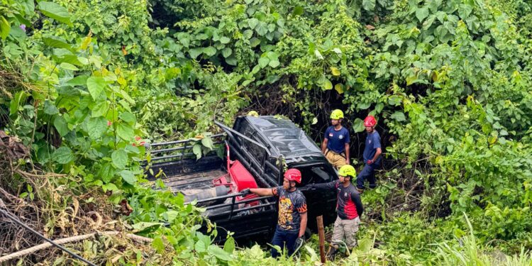 Pihak Damkar Bontang lakukan evakuasi mobil pikap yang jatuh di jurang