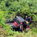 Pihak Damkar Bontang lakukan evakuasi mobil pikap yang jatuh di jurang