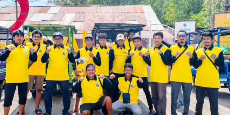 Shemy Permata Sari Salurkan Puluhan Seragam untuk Pengemudi Bentor