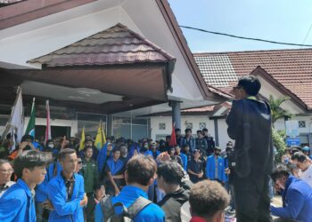 Sejumlah mahasiswa yang tergabung dalam Koalisi Darurat Pendidikan melakukan aksi demonstrasi di Kantor Disdikbud Kutai Timur, Rabu (Dok/Cuitan).