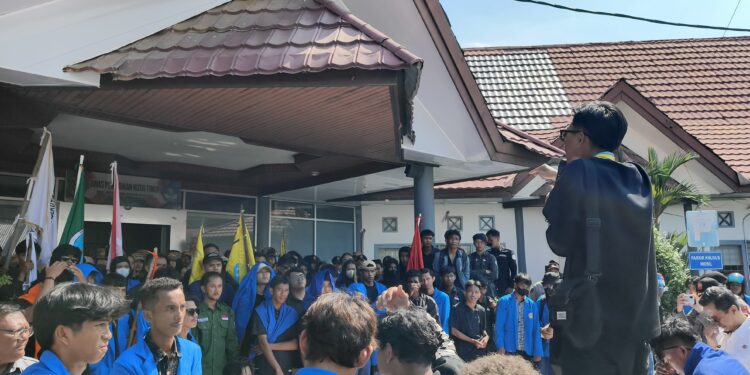 Sejumlah mahasiswa yang tergabung dalam Koalisi Darurat Pendidikan melakukan aksi demonstrasi di Kantor Disdikbud Kutai Timur, Rabu (Dok/Cuitan).