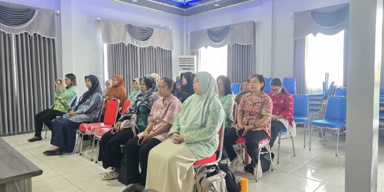 Koordinator Kesiswaan sekaligus guru kelas TK YPK, Isye Supriati saat mengikuti program inovasi Catin Andini yang dijalankan Puskesmas Bontang Barat